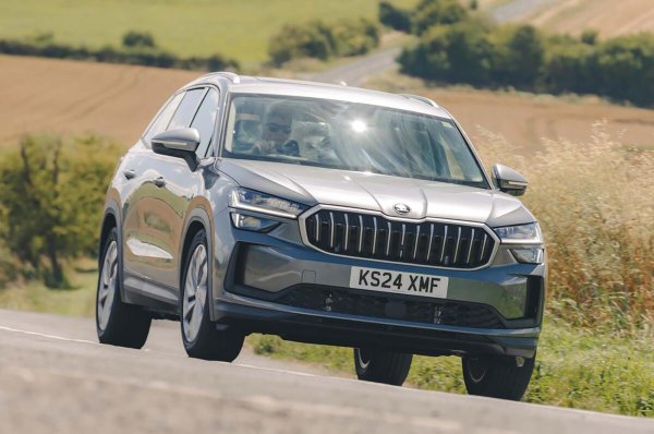 Плюсове - просторен и практичен, PHEV с ненадминат електрически пробег, контролите са лесни за използване

Минуси - не вози както трябва, твърде много режими на задвижване, PHEV не получава седем места

Volkswagen Tiguan, Volkswagen Passat , Skoda Superb и Skoda Kodiaq са базирани на една и съща платформа, логично, имат еднакви задвижвания. Обхватът и скоростите на зареждане поставят Kodiaq пред конкурентите. Този, PHEV е оценен на възхитителните 115 километра електрически пробег, което го прави ненадминат в своя клас.

Въпросният SUV на Skoda получава плюс в този списък заради практичната си висока каросерия. Той е изключително подходящ за семеен автомобил и може да съперничи на Mercedes S-Class.

Багажникът е огромен - 745 литра, но няма да получите опцията за седем места . Това е запазено за моделите, които не са PHEV, за съжаление.
